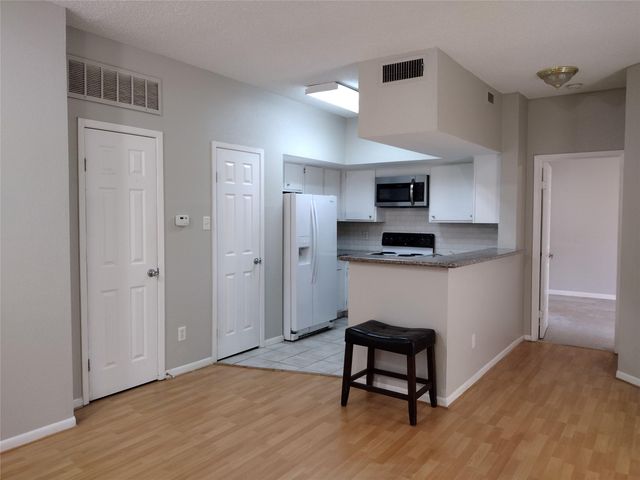 10855 Meadowglen Lane 601, Houston, TX 77042