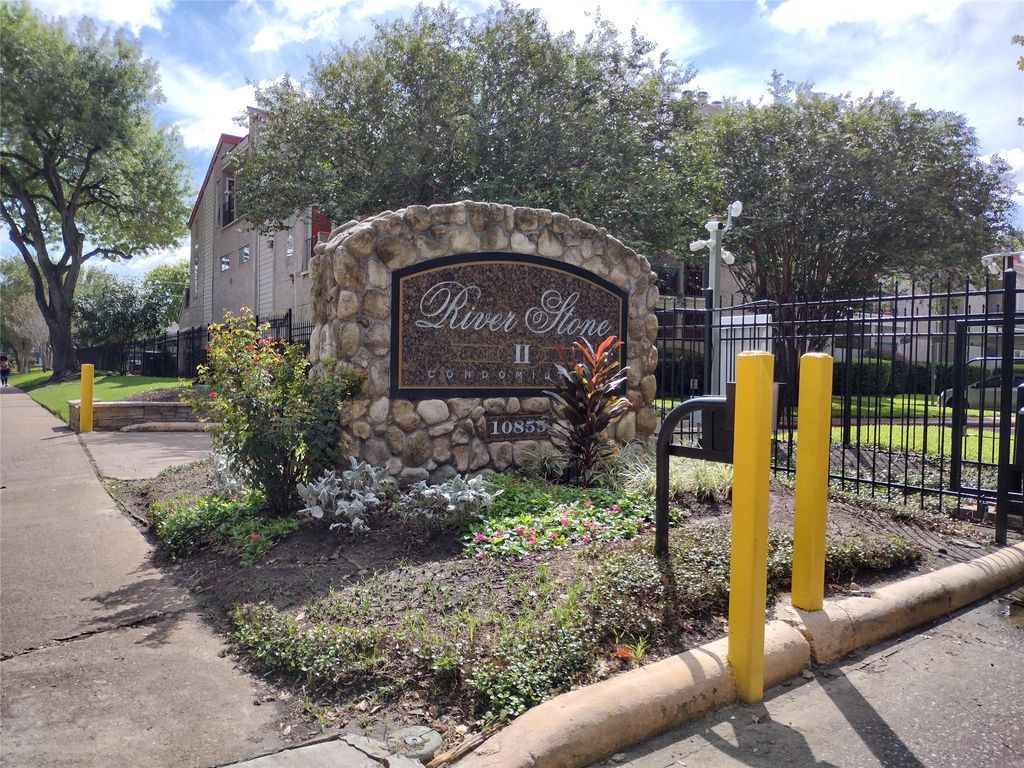 10855 Meadowglen Lane 601, Houston, TX 77042
