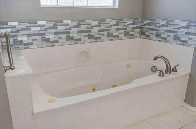 442 S Yellowwood Drive, Springfield, MO 65809