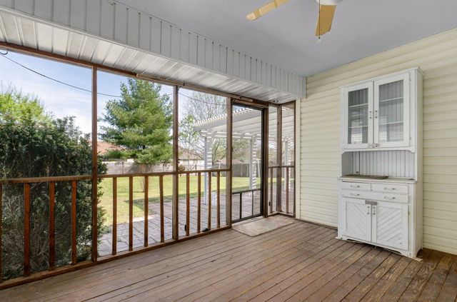 442 S Yellowwood Drive, Springfield, MO 65809