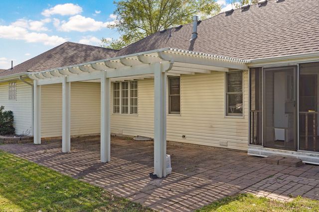 442 S Yellowwood Drive, Springfield, MO 65809