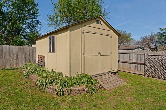 442 S Yellowwood Drive, Springfield, MO 65809
