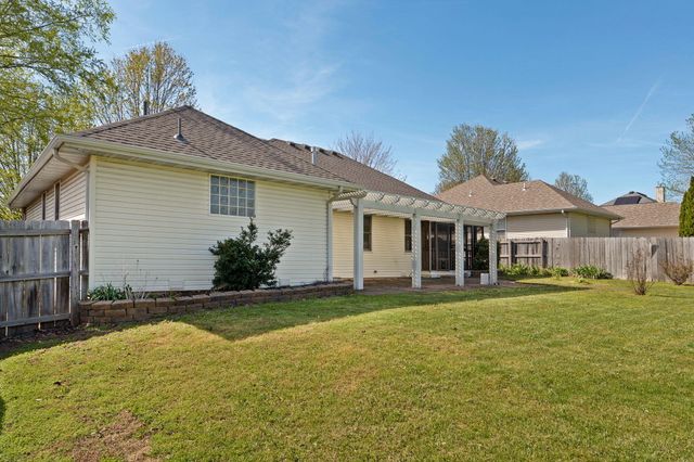 442 S Yellowwood Drive, Springfield, MO 65809