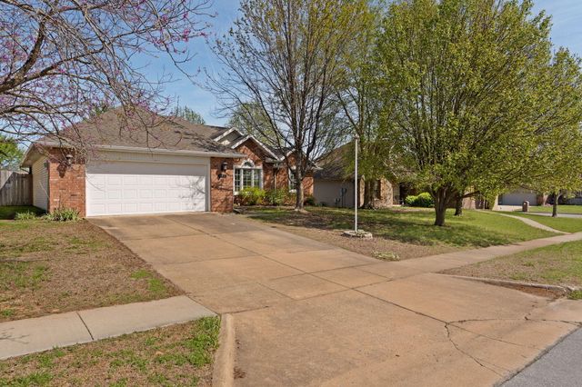 442 S Yellowwood Drive, Springfield, MO 65809