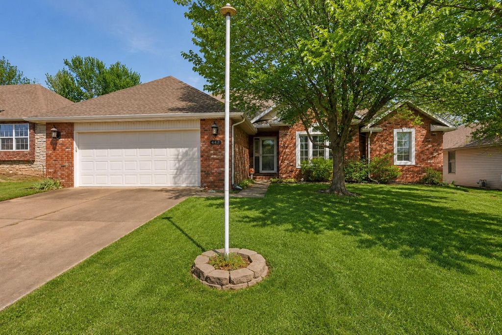 442 S Yellowwood Drive, Springfield, MO 65809