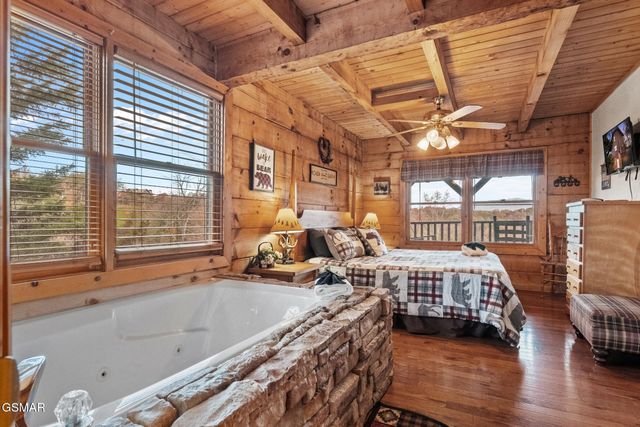 1086 Sharp Hollow Road, Sevierville, TN 37862