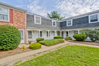 31 Jamestown Dr 31, Springfield, MA 01108