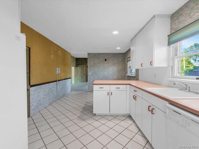24 Jerold Street, Plainview, NY 11803