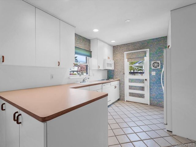 24 Jerold Street, Plainview, NY 11803
