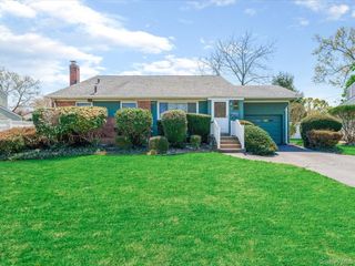 24 Jerold Street, Plainview, NY 11803