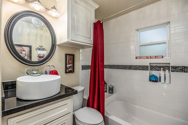 1570 Yaupon Cove Drive, Onalaska, TX 77360