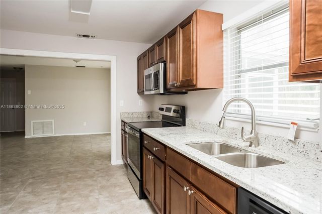 5171 SW 6th St, Margate, FL 33068