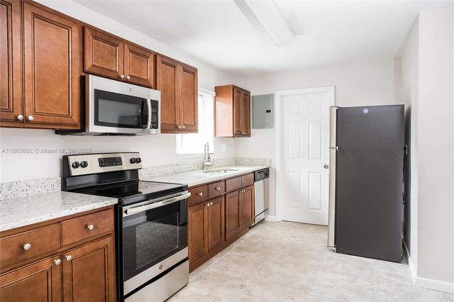 5171 SW 6th St, Margate, FL 33068