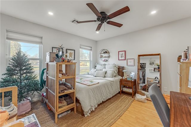 1107 SE C Street, Bentonville, AR 72712