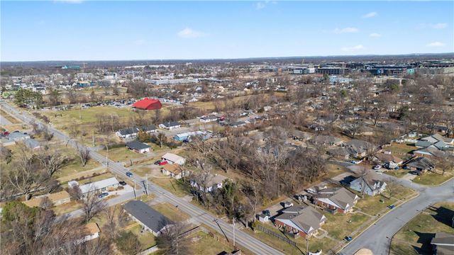 1107 SE C Street, Bentonville, AR 72712