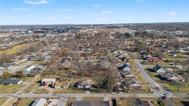 1107 SE C Street, Bentonville, AR 72712