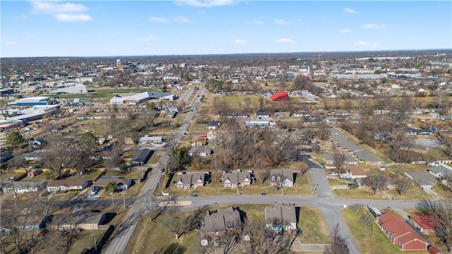 1107 SE C Street, Bentonville, AR 72712