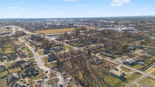 1107 SE C Street, Bentonville, AR 72712