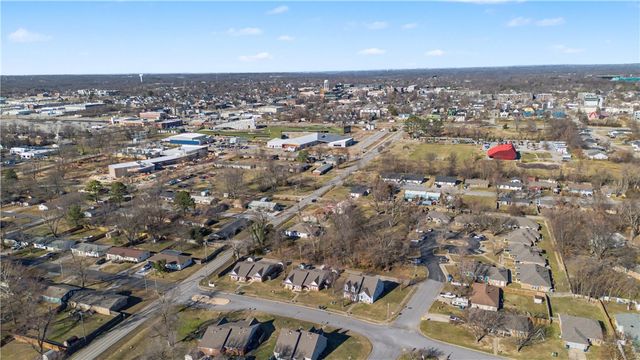 1107 SE C Street, Bentonville, AR 72712