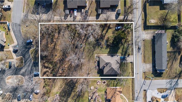 1107 SE C Street, Bentonville, AR 72712