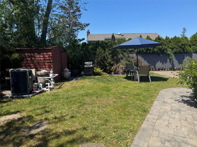14 Hilton Court, Hicksville, NY 11801