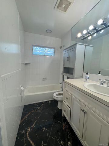 14 Hilton Court, Hicksville, NY 11801