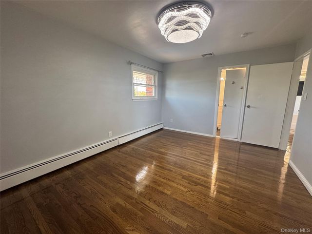 14 Hilton Court, Hicksville, NY 11801