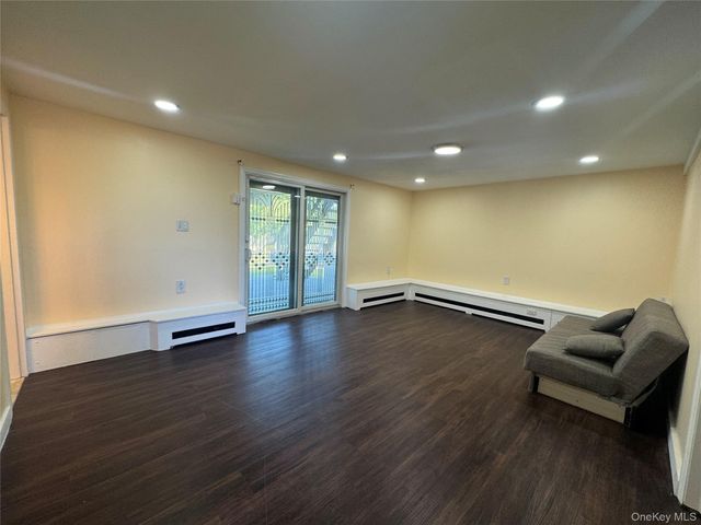 14 Hilton Court, Hicksville, NY 11801
