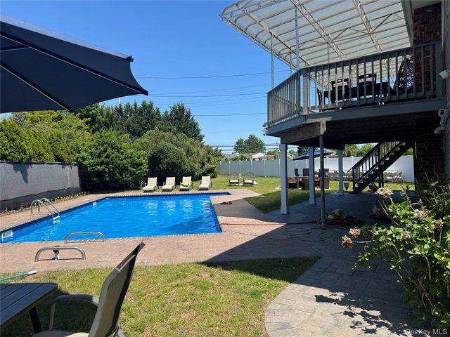 14 Hilton Court, Hicksville, NY 11801