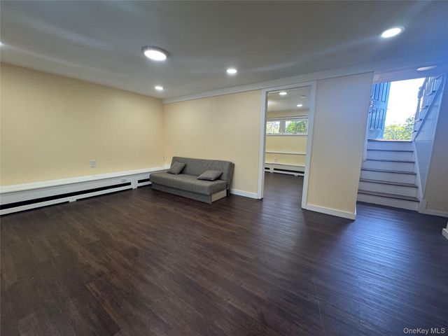 14 Hilton Court, Hicksville, NY 11801