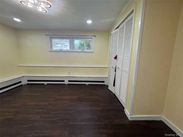 14 Hilton Court, Hicksville, NY 11801