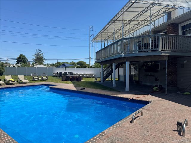 14 Hilton Court, Hicksville, NY 11801
