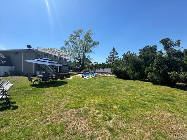 14 Hilton Court, Hicksville, NY 11801