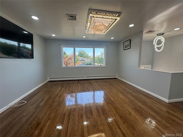 14 Hilton Court, Hicksville, NY 11801