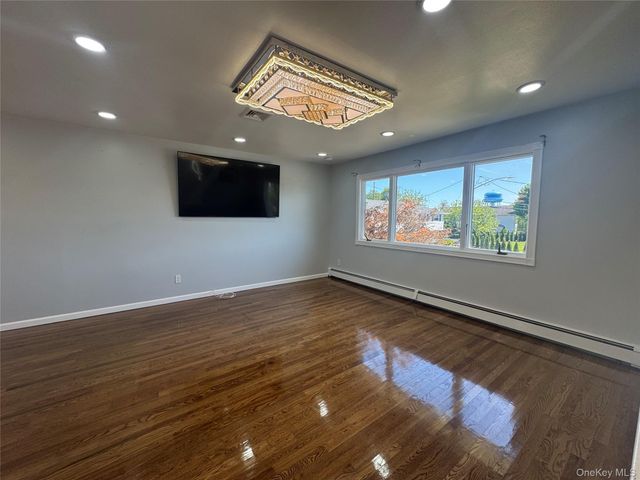 14 Hilton Court, Hicksville, NY 11801