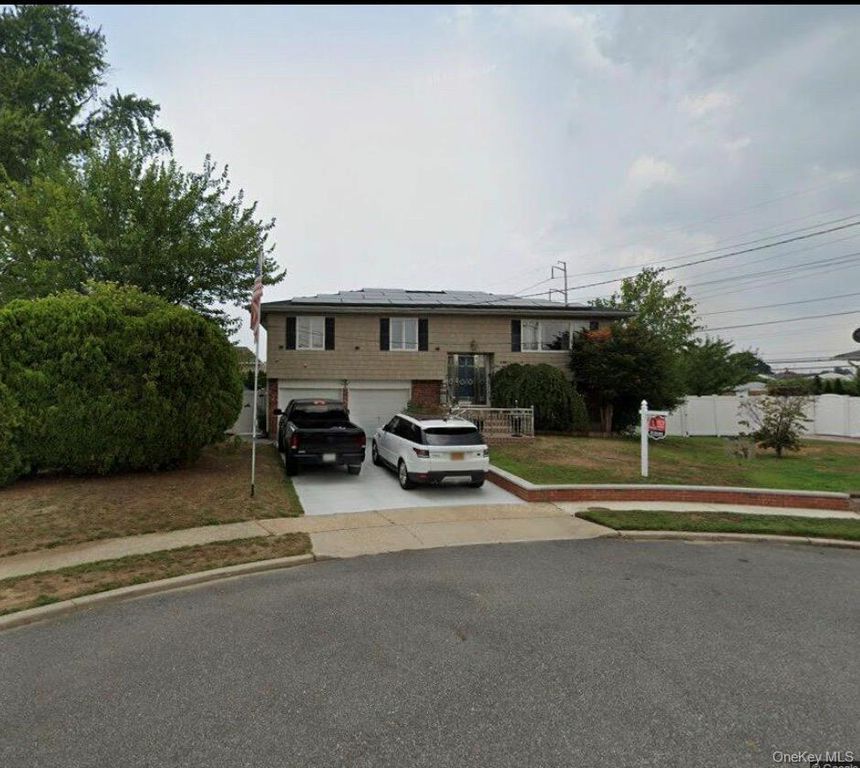 14 Hilton Court, Hicksville, NY 11801