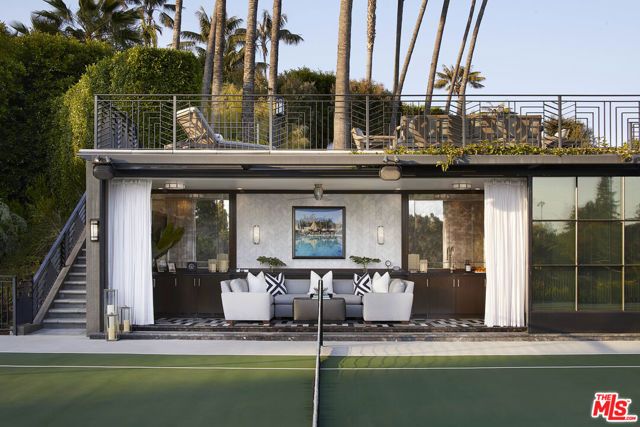 107 Delfern Drive, Los Angeles, CA 90077