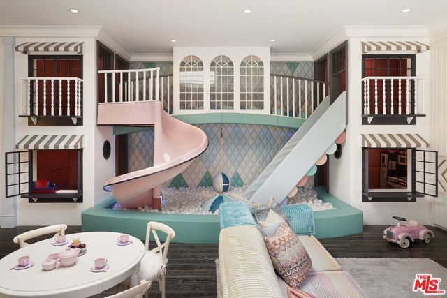 107 Delfern Drive, Los Angeles, CA 90077