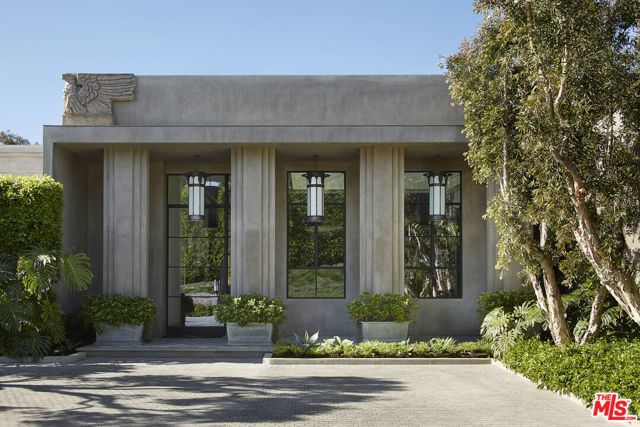 107 Delfern Drive, Los Angeles, CA 90077