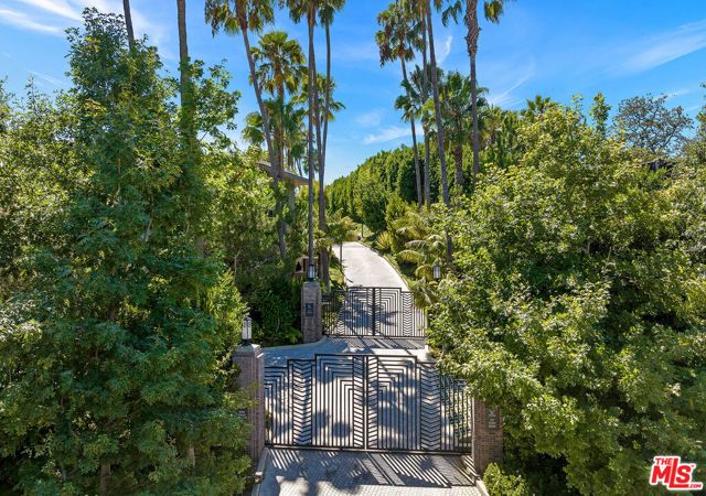 107 Delfern Drive, Los Angeles, CA 90077