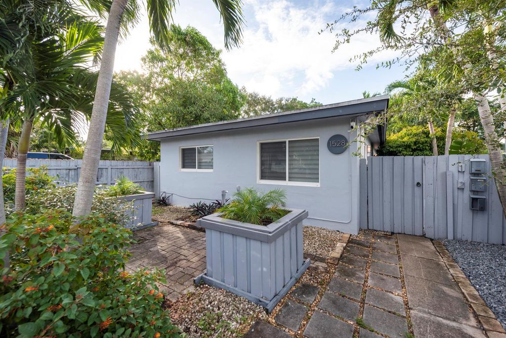 1528 NE 33rd Street, Oakland Park, FL 33334