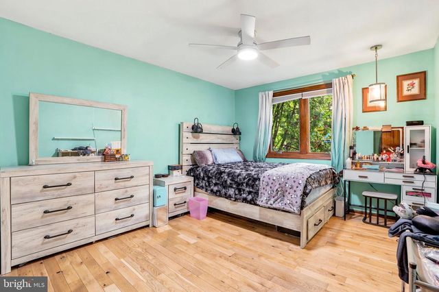 24 BERKLEY DR, Yardley, PA 19067