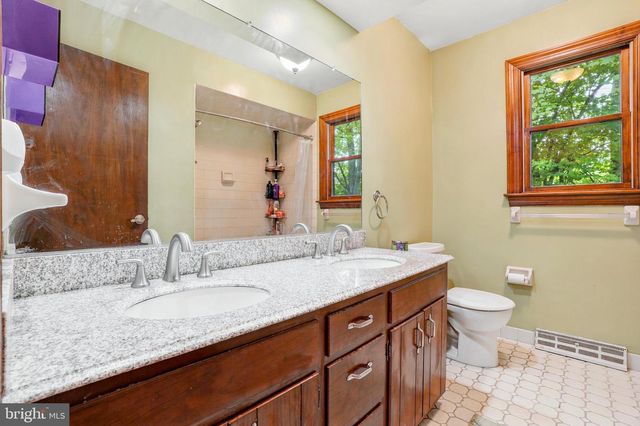 24 BERKLEY DR, Yardley, PA 19067