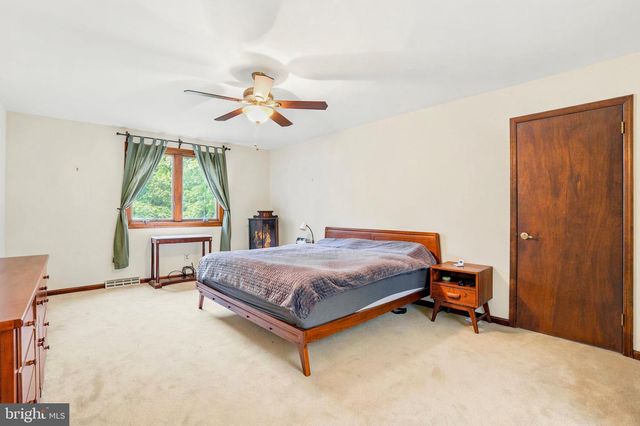 24 BERKLEY DR, Yardley, PA 19067