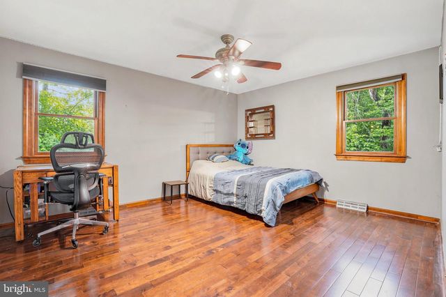 24 BERKLEY DR, Yardley, PA 19067