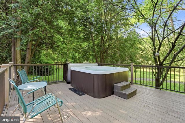 24 BERKLEY DR, Yardley, PA 19067