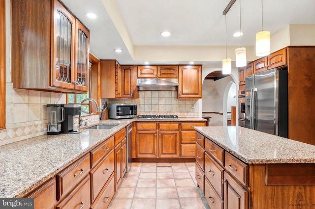 24 BERKLEY DR, Yardley, PA 19067