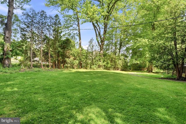 24 BERKLEY DR, Yardley, PA 19067