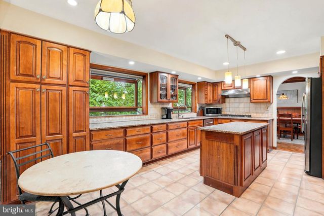 24 BERKLEY DR, Yardley, PA 19067