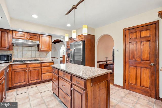 24 BERKLEY DR, Yardley, PA 19067